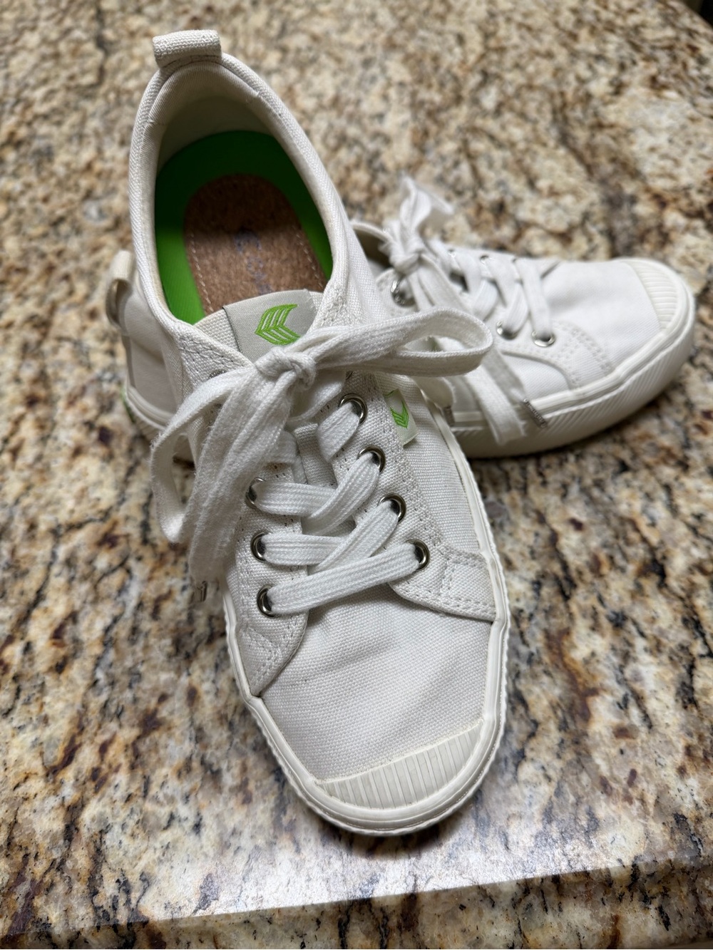 Cariuma Women’s White Canvas Sneakers 👟 with Lime Green Features - Size 7️⃣